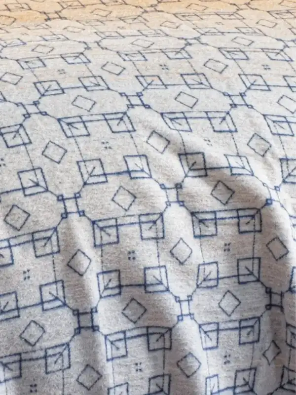 Reversible Throw, 200×220